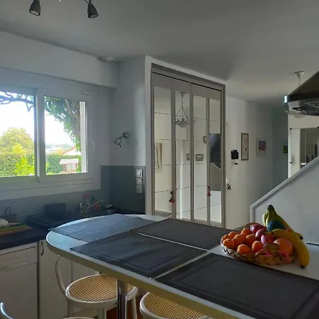 10 Mn A6-A7-A89. Villa Avec Piscine Et Climatisation *