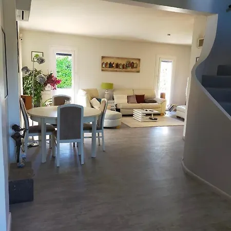 10 Mn A6-A7-A89. Villa Avec Piscine Et Climatisation Villa